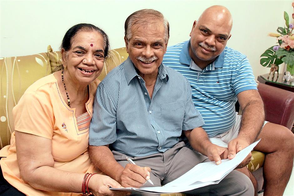 Navaratnam with his wife, Kanga Ambujam, and their son, Ramesh. Photo: The Star/ M. Azhar Arif